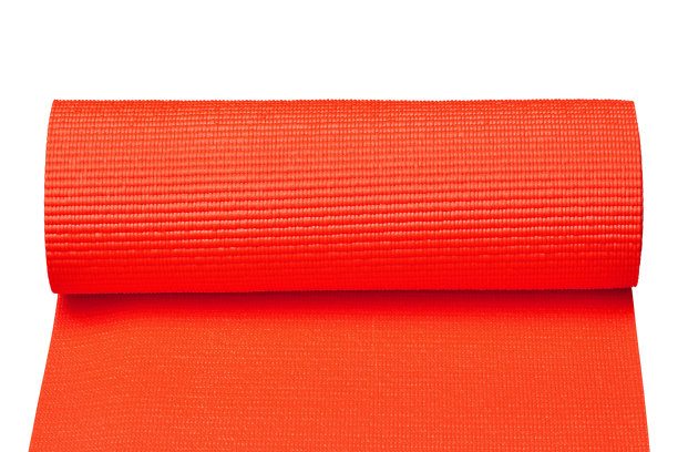 红色瑜伽垫孤立在白色背景与裁剪路径。图片下载