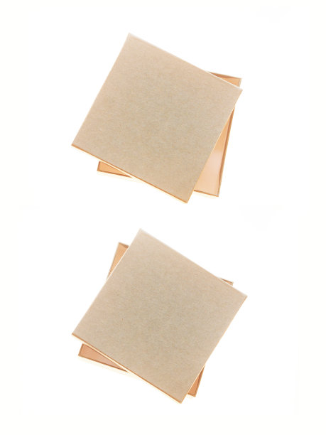 空开的纸板箱孤立在白色背景。前视图。布朗礼品盒图片下载