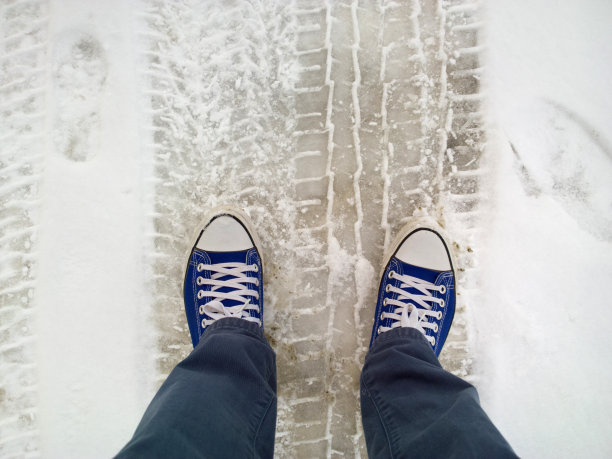 脚在雪地里。图片下载