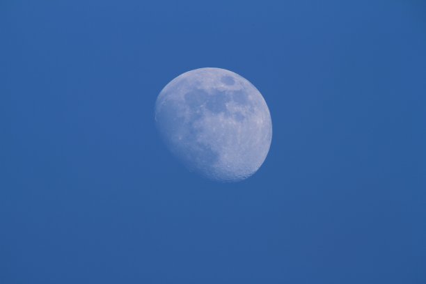 月亮在蓝色的天空。图片下载