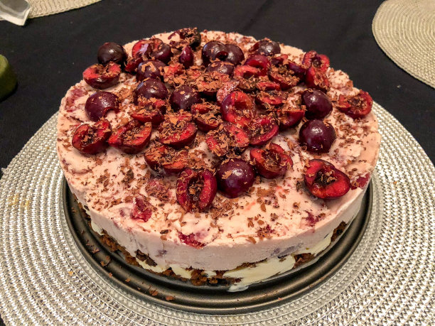 季节性食品和饮料:圣诞冰淇淋蛋糕，上面有樱桃和磨碎的巧克力图片下载