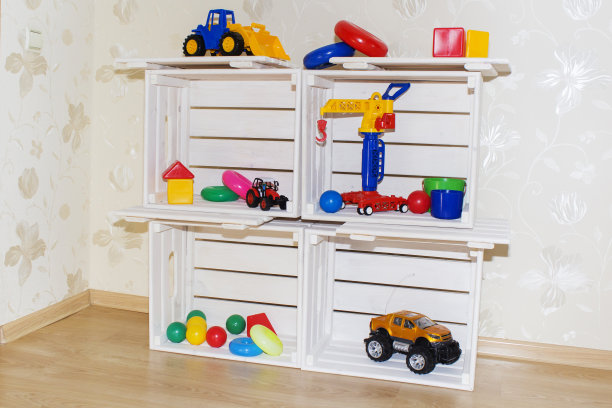 孩子的房间，壁纸和木箱在一个环保的架子上的玩具图片下载