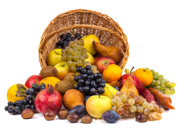 白底柳条篮子里装着苹果和其他水果图片下载