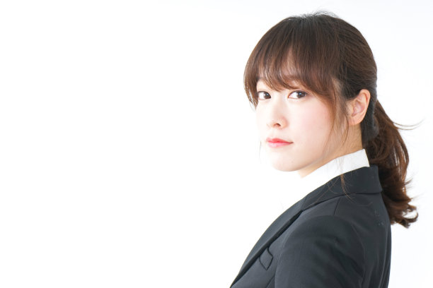 穿着西装坐在办公室里的女商人图片下载