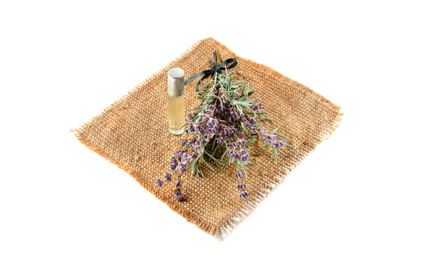 花和薰衣草油孤立在白色背景。平躺，俯视图。文本的空闲空间。图片下载