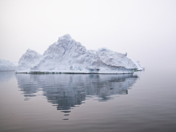 格陵兰岛北冰洋上的冰山图片下载