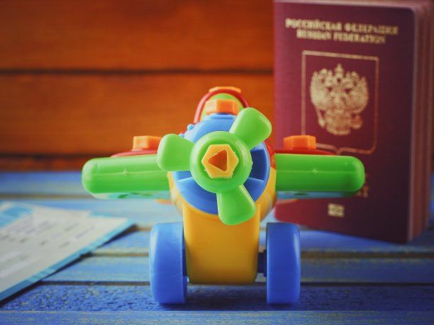 机票和文件放在木桌上，正面图片下载