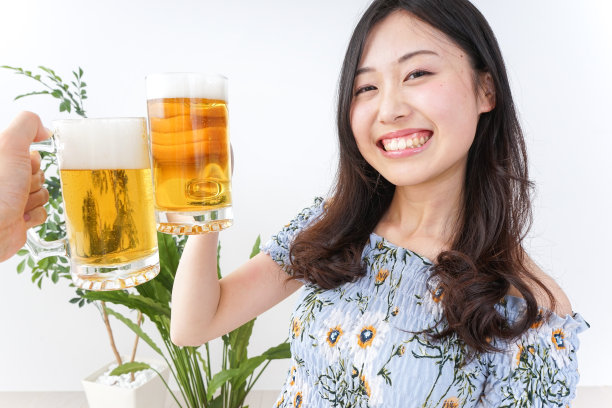 年轻的女人在喝祝酒词图片下载