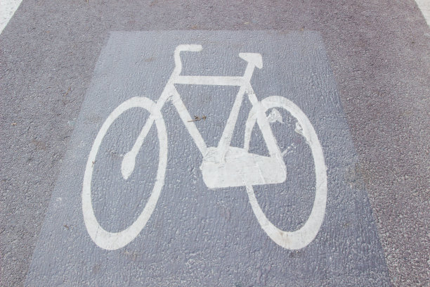 自行车道标志或自行车道标志或标志表明道路为自行车的背景。图片下载