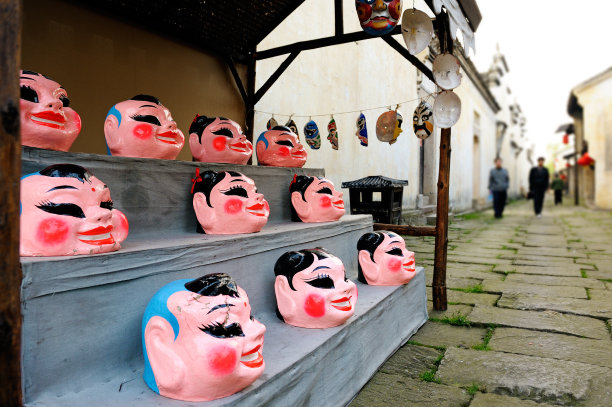 商店里展示的中国面具图片下载