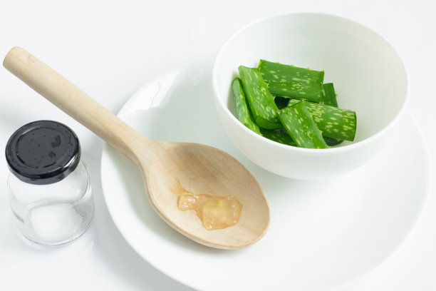 白色容器中的芦荟。素材图片