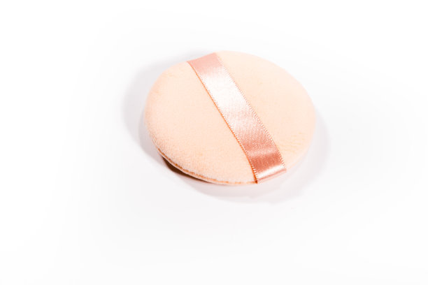 白色背景上的粉扑。图片下载