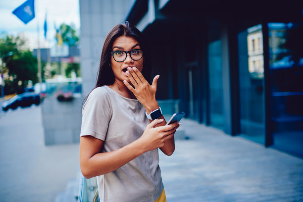 情绪激动的女商人对初创公司在户外用手机查看电子邮件的消息感到惊讶，还有一幅忧心忡忡的戴着眼镜的女经理从户外工作的老板那里收到信息的照片图片下载