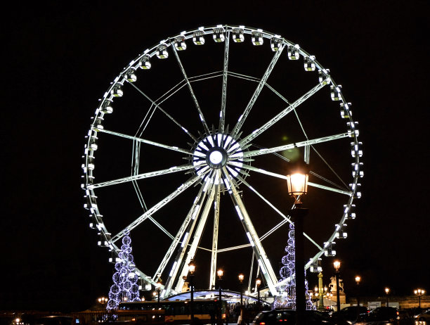 巴黎灯火通明的纪念碑图片下载