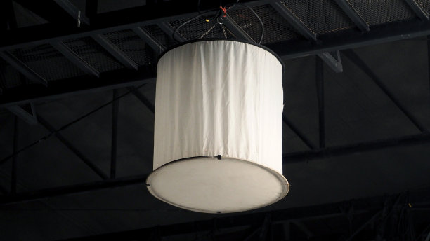 工作室内有大型生产聚光灯设备图片下载