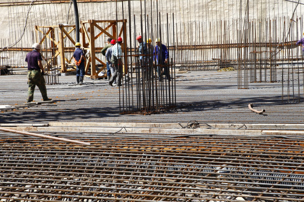工人在建筑工地制作钢筋金属框架，用于混凝土浇筑图片下载