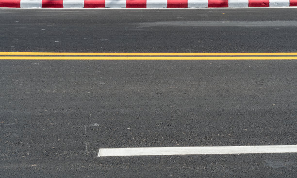 红色和白色的路沿图片下载