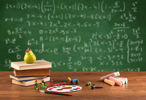 数学课在学生学校的课桌上图片下载