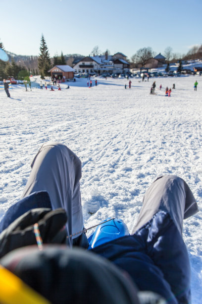快乐的女人乘坐雪橇下山图片下载
