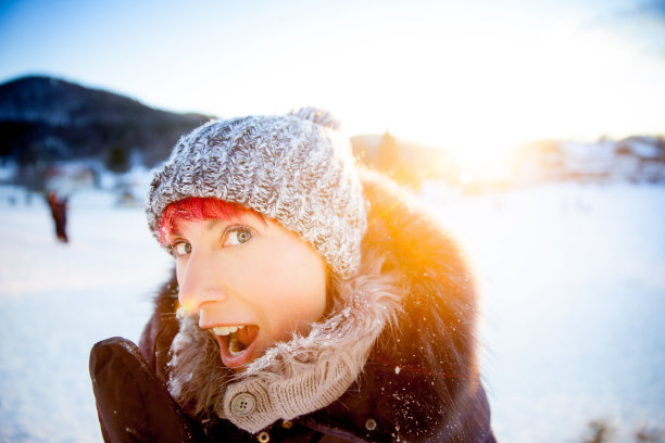 快乐的女人在雪地上玩耍图片下载