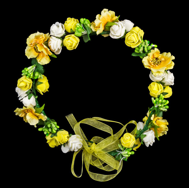 黄色花圈孤立在黑色上图片下载