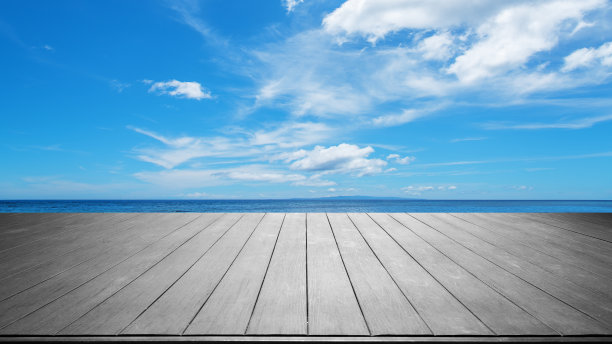 木制平台，热带海洋和蓝天背景图片下载
