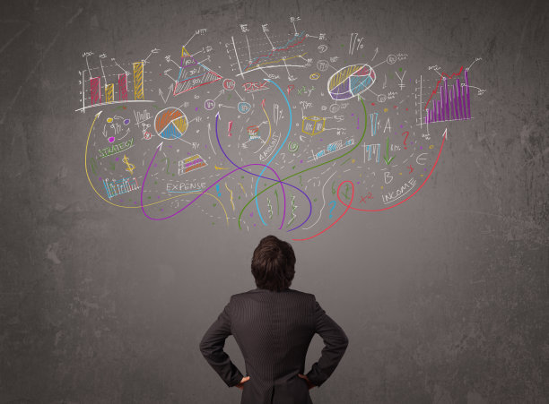 年轻的商人正在看图形和符号的草图图片下载