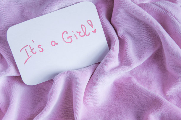 宝宝送礼会上写着“是个女孩”，这是一张庆祝卡片，上面铺着舒适的粉红色毯子，上面留有文字空间图片下载