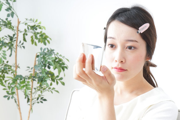 年轻女子化妆图片下载