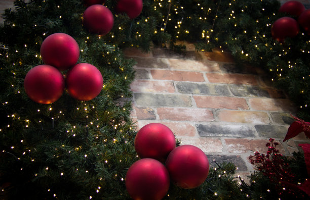 圣诞花环挂在砖墙上图片下载