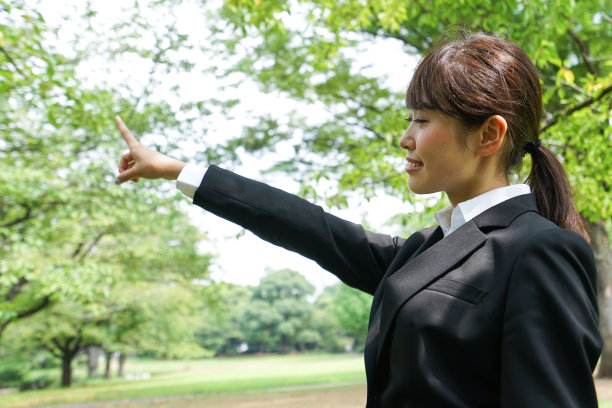 女商人指着什么东西图片下载