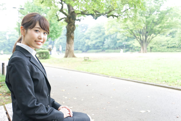 西装革履、微笑求职的学生图片下载