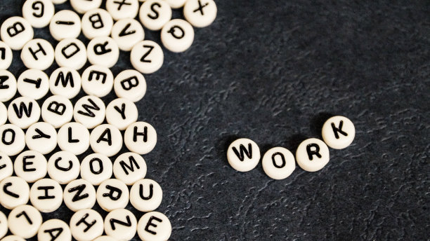 work这个词是由圆形的塑料块组成的。图片下载