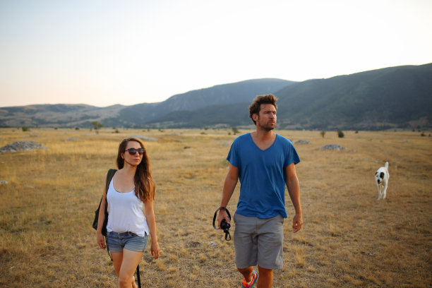 一对年轻夫妇在美丽的大自然中散步图片下载