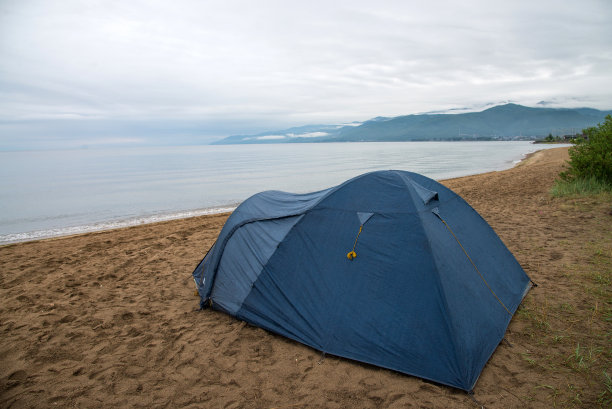 贝加尔湖岸边的游客帐篷，雨后阴天。图片下载
