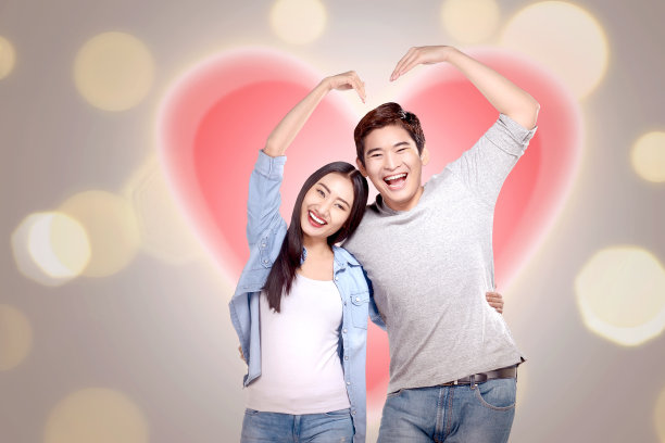 浪漫的亚洲情侣在爱的心与手图片下载