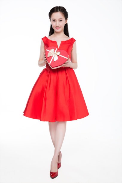 穿红衣服的女人拿着礼品盒素材图片