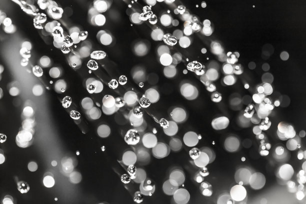 黑色背景上的水滴图片下载