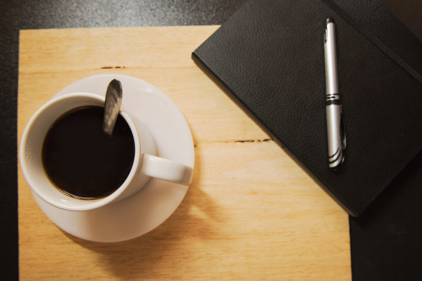 早上的咖啡在桌上图片下载