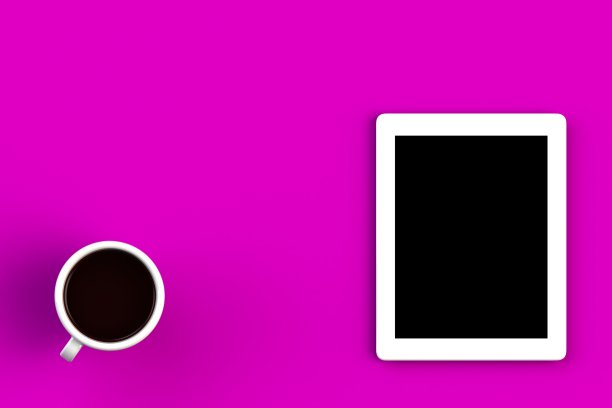 咖啡杯与平板电脑在粉红色的背景，顶视图与copyspace的文本，3D渲染图片下载