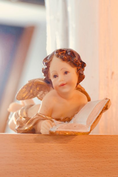 圣诞天使在木板上阅读图片下载