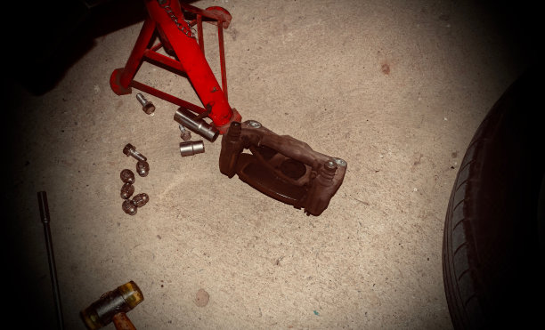 制动车等待修理。图片下载