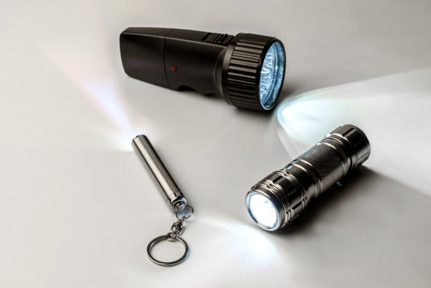 白色背景上的LED手电筒图片下载
