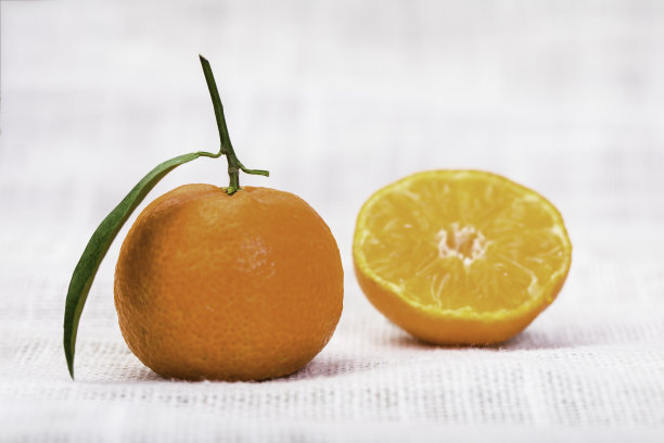 一个半带叶子的橘子图片下载