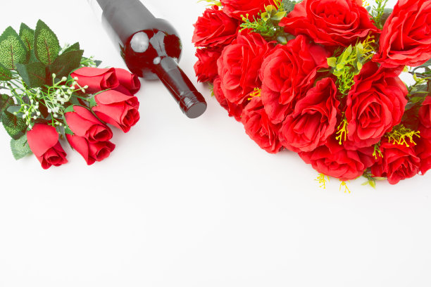 红玫瑰花束和红酒瓶图片下载