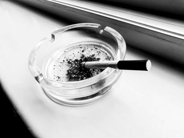 烟灰缸和雪茄图片下载