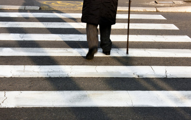 拄着拐杖走路的老人图片下载