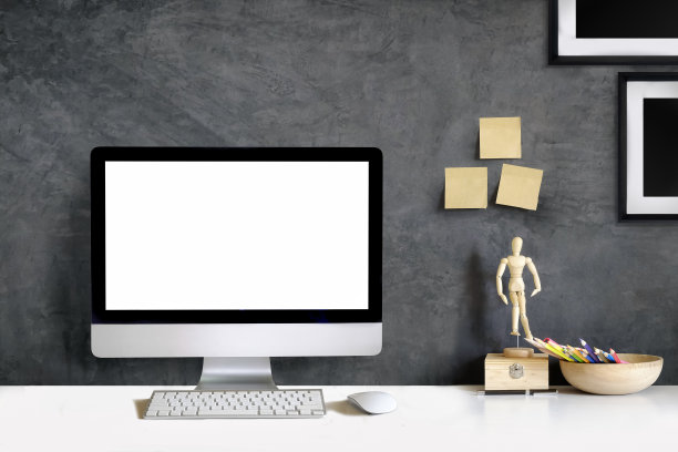 模拟:时尚的工作空间与台式电脑，创造性的用品在家里或工作室。空白屏幕用于图形显示蒙太奇。图片下载