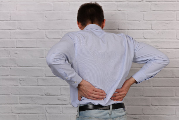 在办公室背痛的商人。缓解疼痛的概念图片下载