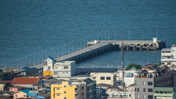 从华欣山和码头的城市景观。华欣是泰国的旅游城市，美丽的海滩，大海和酒店在普拉卓普Khiri汗。图片下载